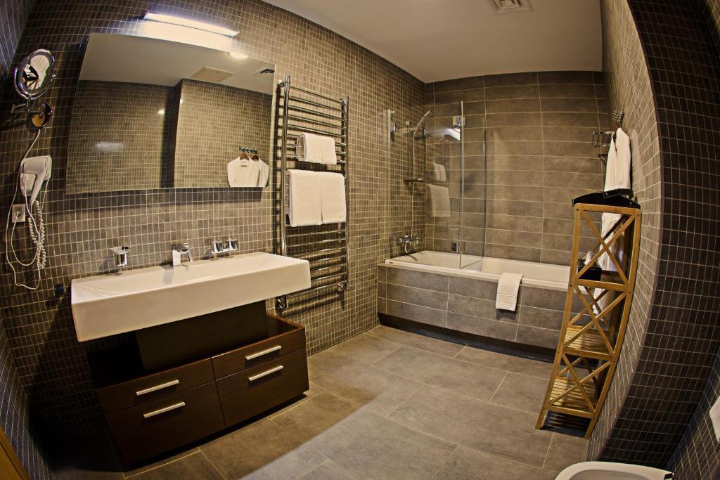 Voyage Hotel Karagandy Rom bilde